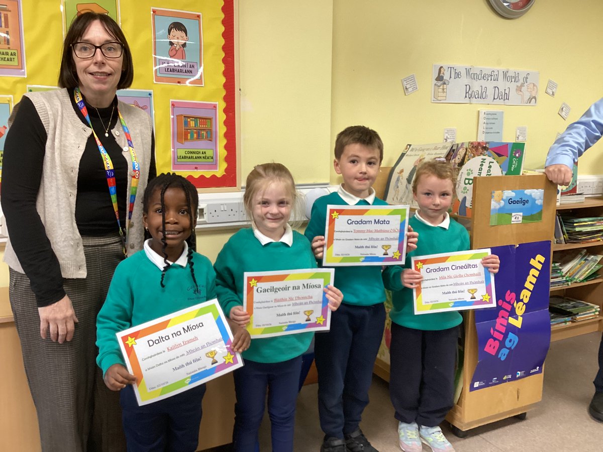 gaelscoilbc's tweet photo. 𝐁𝐡í á𝐫 𝐠𝐜é𝐚𝐝 𝐭𝐢𝐨𝐧ó𝐥 𝐦í𝐨𝐬ú𝐢𝐥 𝐚𝐠𝐚𝐢𝐧𝐧.The children had a great time at our first monthly assembly in school today. Huge congratulations to all pupils who won Pupil of the Month, Gaeilgeoir of the Month and our new special award for showing kindness. https://t.co/OqhO23e7uo