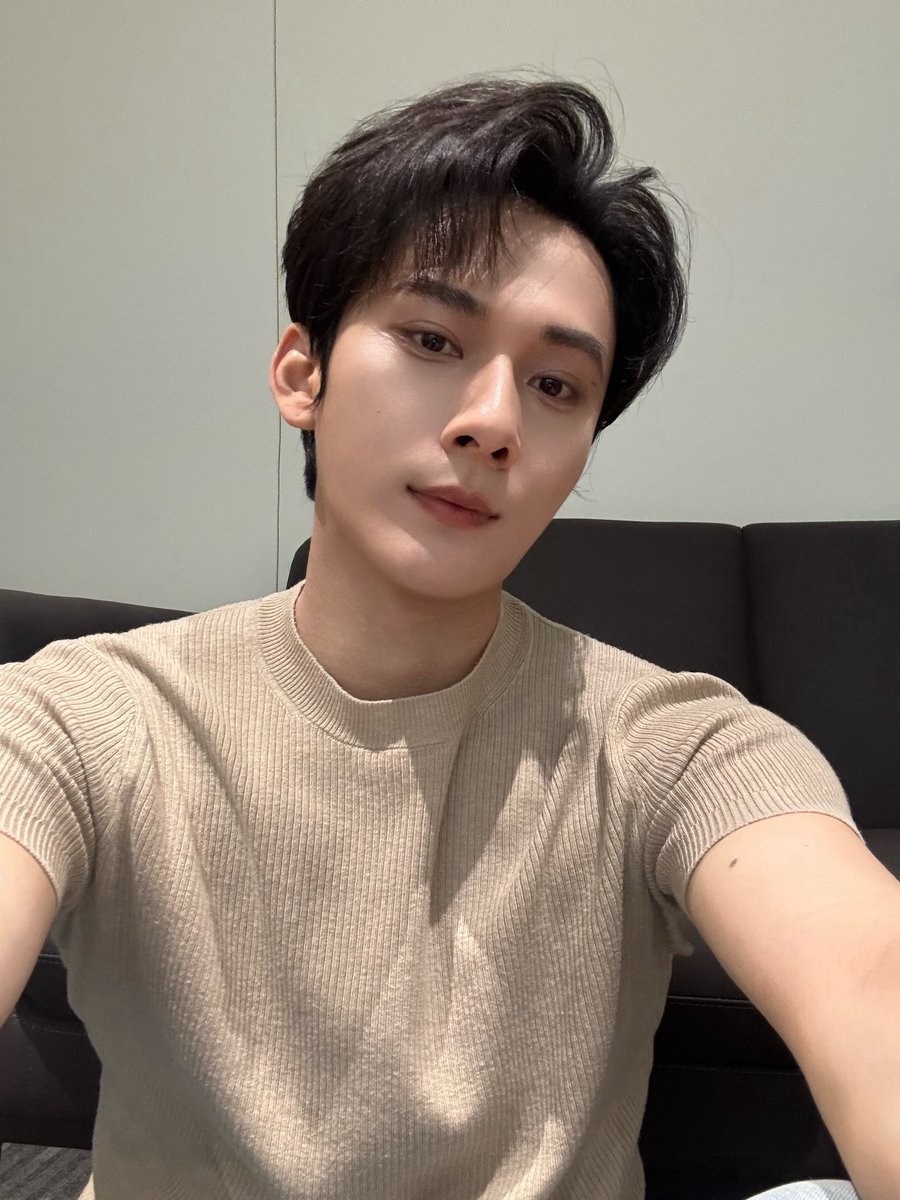 Jiangli_lele_TH's tweet photo. 🐺 江衡oc super topic 𝒖𝒑𝒅𝒂𝒕𝒆：

📆02.10.2026

🇨🇳 : 发现一张存货
🇹🇭 : ขุดเจอรูปเก่าในสต็อก 1 รูป

🔗 https://t.co/GXb2cUFLgD

#เจียงเหิง #JiangHeng #江衡 #OceanJiang #เจียงหลี่ #JiangLi https://t.co/4xh3VV2yJy