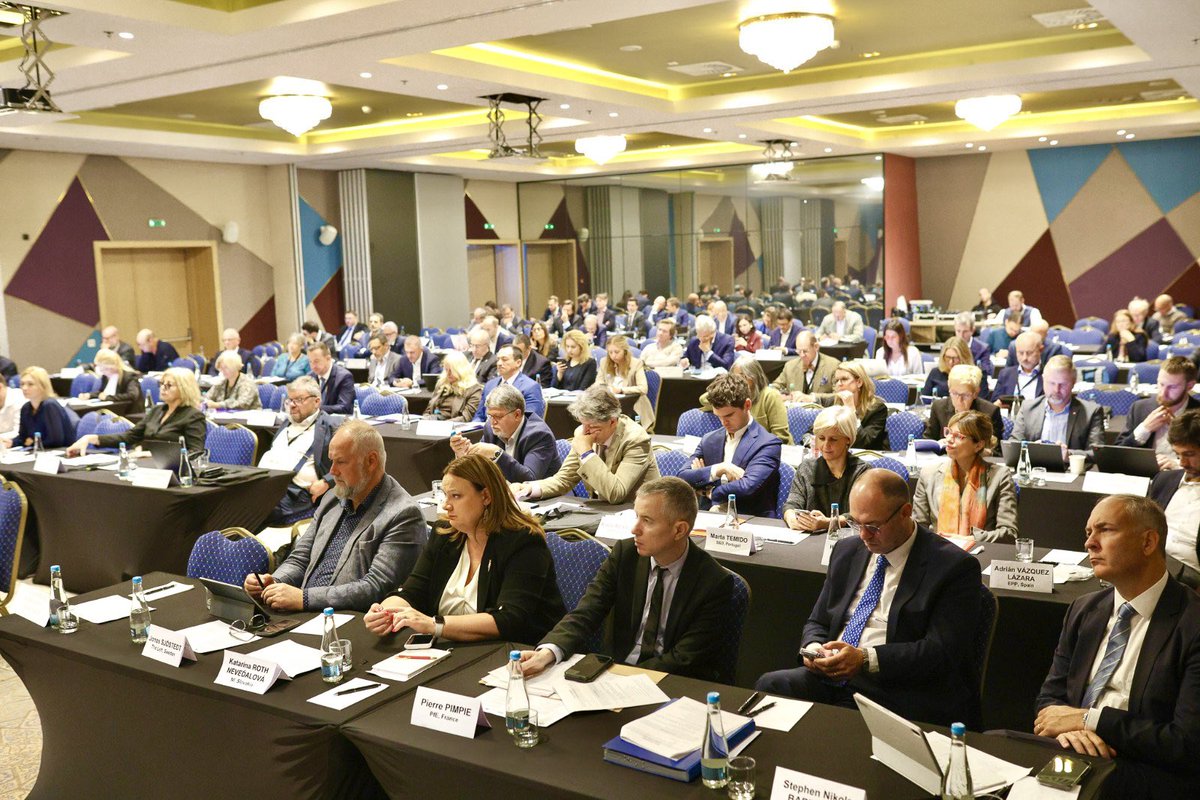 LSorecaEU's tweet photo. Glad to meet today with numerous international observers, coordinated by @osce_odihr, who are in 🇧🇦BiH to support election monitoring efforts.

This year, election observation is also particularly important with the novel changes to the voting process with introduction new technologies. These will help in increasing trust, dealing with electoral irregularities as well as speeding-up the delivery of preliminary results. 

But integrity goes beyond technology, and the monitoring work can also support and guide further reforms to improve electoral process and protect citizens’ fundamental right to choose who represents them and makes decisions on their behalf. 

The 🇪🇺EU will continue to advocate for such reforms, support BiH Central Election Commission @IZBORI_BA and stand as partner to civil society organisations in efforts to strengthen integrity of elections.

🙏 Thank you to all of you dedicating your time and expertise in these observation missions, and to our @OSCEBiH  @CoE_Sarajevo @OHR_BiH colleagues for our exchange today.