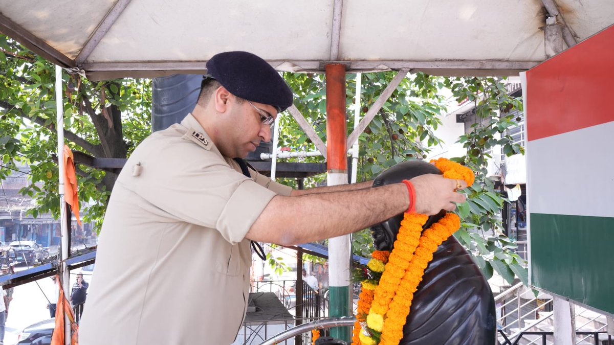 spkoderma1's tweet photo. राष्ट्रपिता महात्मा गांधी जी की जयंती के अवसर पर आज कोडरमा जिले में माल्यार्पण कार्यक्रम का आयोजन किया गया।इस दौरान पुलिस अधीक्षक, कोडरमा द्वारा कोडरमा बाजार में स्थापित महात्मा गांधी जी की प्रतिमा पर माल्यार्पण एवं पुष्प अर्पित कर उन्हें नमन किया गया।@DigHazaribagh https://t.co/2pIG8IAtXA