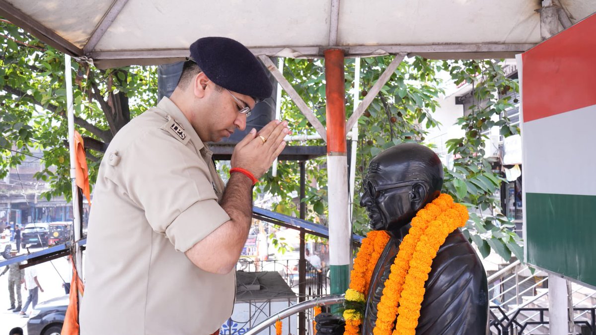 spkoderma1's tweet photo. राष्ट्रपिता महात्मा गांधी जी की जयंती के अवसर पर आज कोडरमा जिले में माल्यार्पण कार्यक्रम का आयोजन किया गया।इस दौरान पुलिस अधीक्षक, कोडरमा द्वारा कोडरमा बाजार में स्थापित महात्मा गांधी जी की प्रतिमा पर माल्यार्पण एवं पुष्प अर्पित कर उन्हें नमन किया गया।@DigHazaribagh https://t.co/2pIG8IAtXA