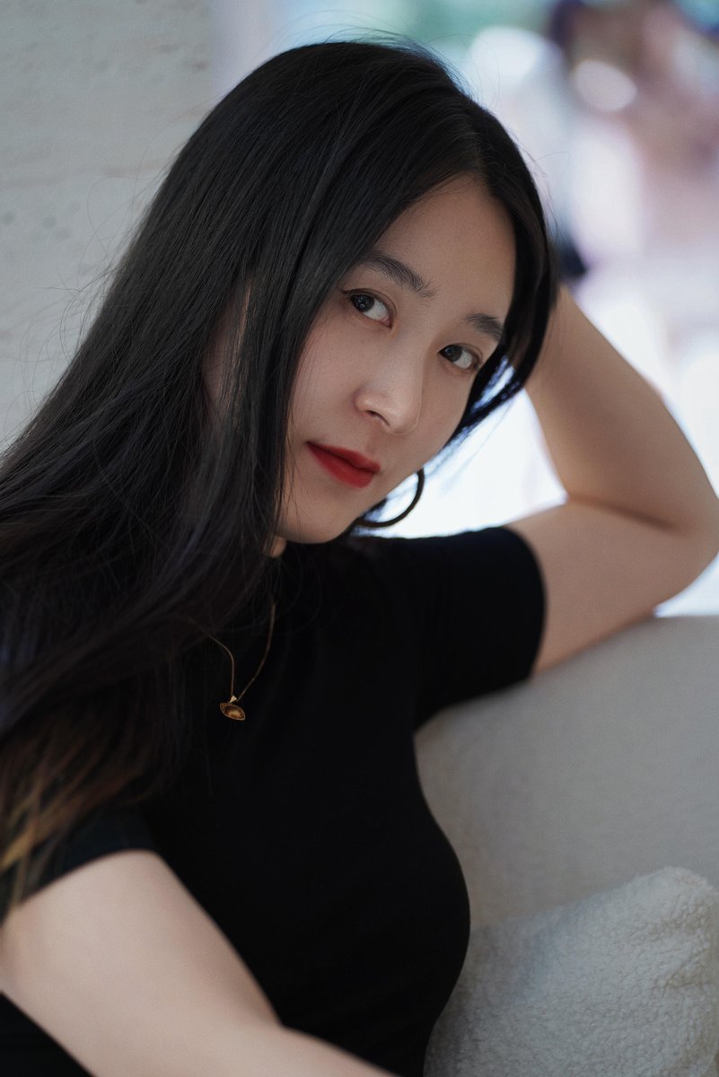 Alexand23367724's tweet photo. 95后｜已婚｜老师 🎀  
第一���在 X 露脸，平时工作里一本正经，
下班以后其实是完全不同的状态，有人喜欢这种反差感吗？
不知道这样的我，会不会有人喜欢？
认识一下，交个朋友。😉
#老师 #反差 #新人 https://t.co/c76mDMPtiE