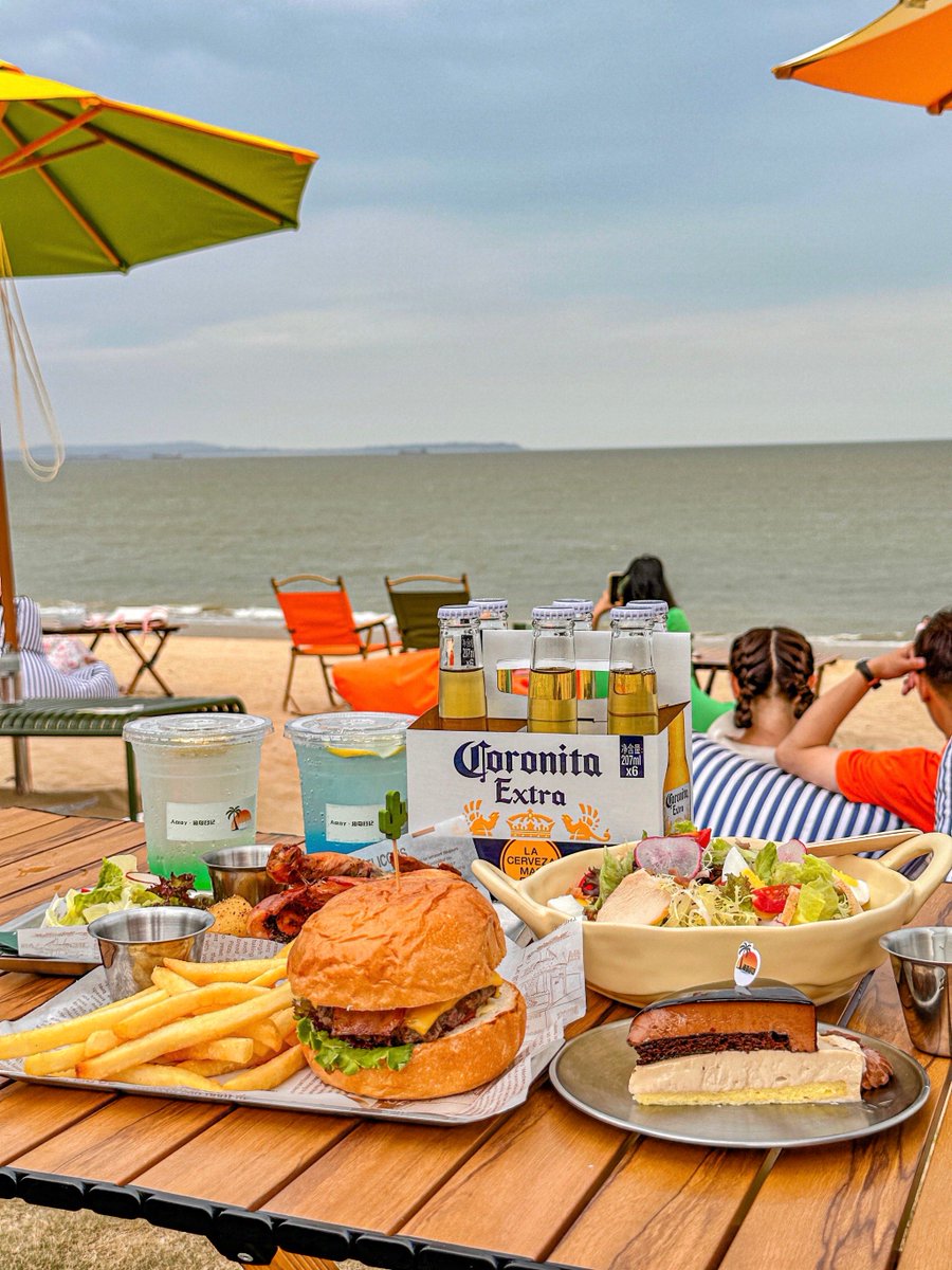 RandyMendodvoy's tweet photo. [Eating at the beach, wish this sunny moment lasts forever!]， https://t.co/Ct5ZpVBqn1