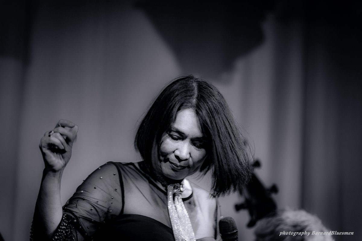 BarnardBluesmen's tweet photo. Musicianの肖像

鈴木 麻美 さん（vo）
（Pudding A La Mode）

ハママツ ジャズデイ 2026

#stagephoto
#musicianの肖像
#lumixjapan 
#hyfilter 
#hamamatsujazzday2026

@asamipudding

LUMIX DC-S1M2ES
LUMIX S PRO 70-200mm F2.8 O.I.S. https://t.co/tDasrwVWAh