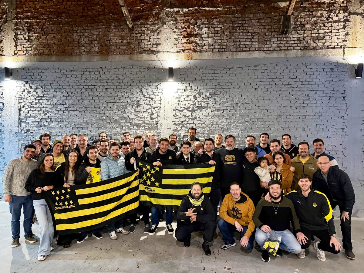 origenpenarol's tweet photo. En esta semana tan especial para todos los carboneros, tuvimos nuestro momento de festejo para dejar la contienda política de lado y celebrar juntos este sentimiento que nos une a todos: el amor por estos colores
Gracias a todos los que pudieron acompañarnos
Siempre Peñarol! 💛🖤 https://t.co/VavymuL9hJ