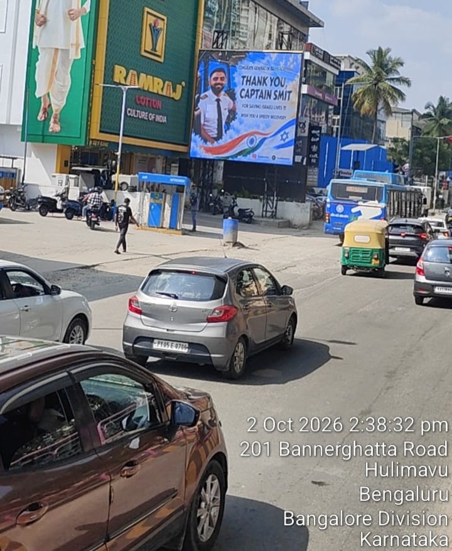 sanatan_kannada's tweet photo. This is how the streets of Bengaluru are paying tribute to Captain Smith.

If you’ve spotted similar hoardings in your city, share them with us! 📸

#CaptainSmith #IndiaIsrael❤️ 

@narendramodi @netanyahu https://t.co/AtpkxSH2Ey
