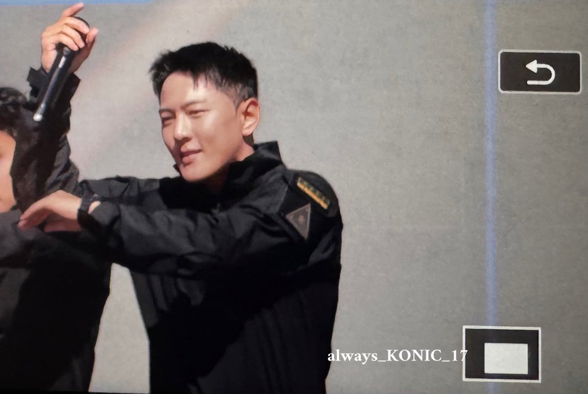 always_KONIC_17's tweet photo. 261002 계룡 지상군페스티벌

#김동혁 #DK #DONGHYUK #ドンヒョク #iKON
@D_dong_ii https://t.co/E4x3U9nDsU
