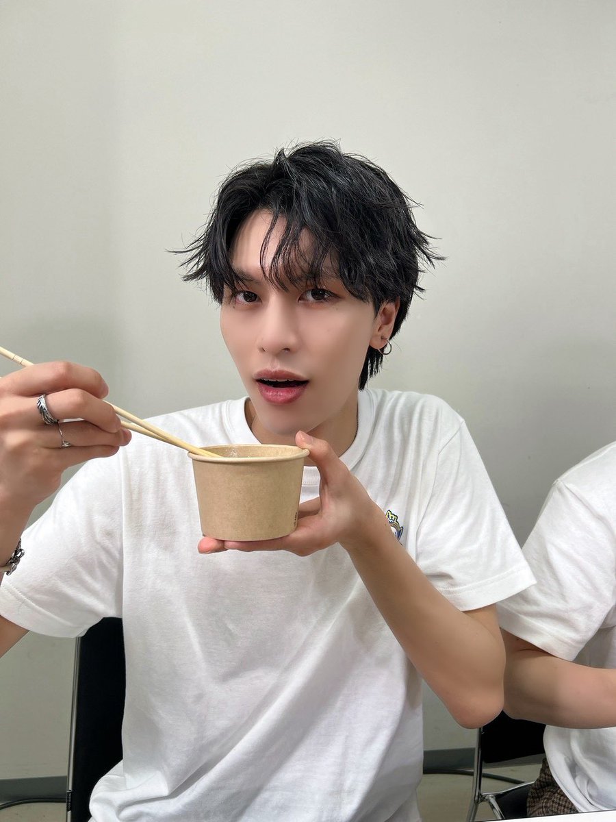 ICEx_official's tweet photo. ＼🍽️ #ウワサのお客さま 🍽️／

セクシーボイスで甘い歌声🌹
💚 #ICEx #千田波空斗 (21)

▼Instagram📷
https://t.co/75hKYs9C9P

▼ICEx公式HP🧊
https://t.co/NhW8OoPSu1

@uwasa_fujitv
#EBiDAN #エビライ2026
#ICEx #COOLer https://t.co/je0Dc5U6xw