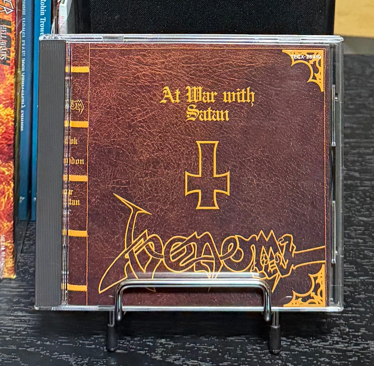 Gutripper67's tweet photo. #NowPlaying
Venom/At War With Satan

わしの一番好きなVenomの作品はこれだ
一番最初に買ったｱﾙﾊﾞﾑである
いきなり10分以上のﾀｲﾄﾙ曲で始まるが、展開もよく考えられて飽きさせない
B面(ｱﾅﾛｸﾞ時代)も大名曲"Stand Up(And Be Counted)"、そして怪曲"Aaaaarrghh"と(文字数 https://t.co/sEqW9kFN9b