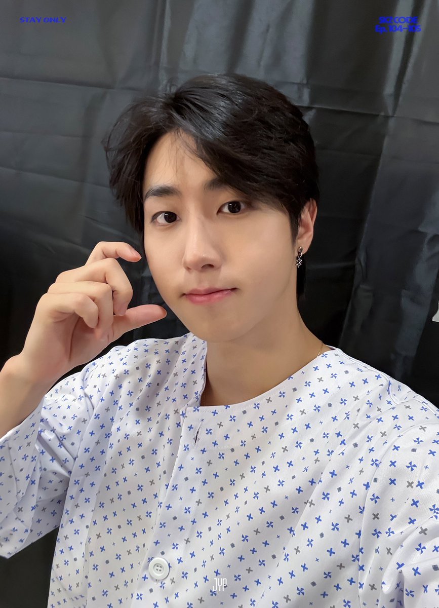 hanmingg's tweet photo. skzcode ep. 104-105 behind selcas 🤳 https://t.co/SJJuHS4std