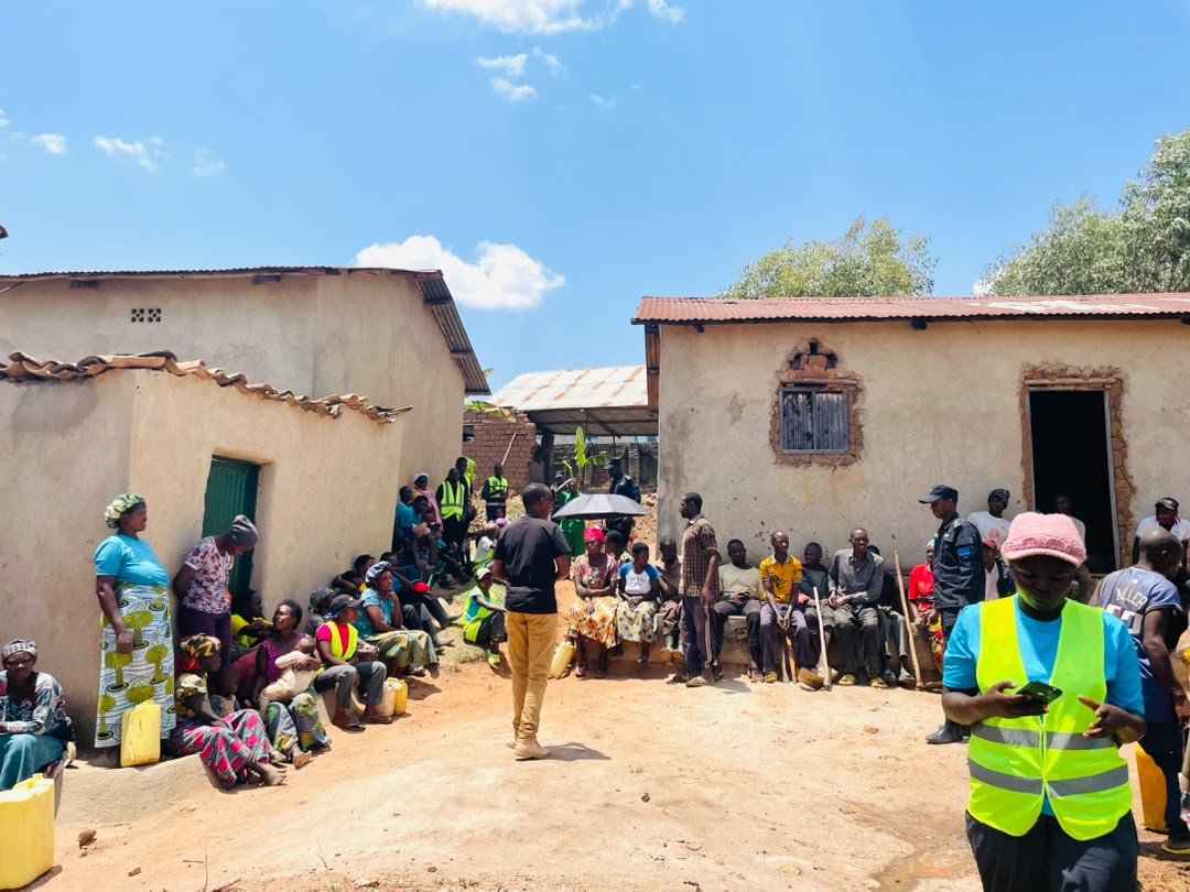 NyanzaRyvcp's tweet photo. Ibikorwa byakomereje mu Murenge wa #RwabicumaS akarere ka @NyanzaDistrict ,habaye umuganda ukwezi kwahariwe ibikorwa by’urubyiruko rw’Abakorerabushake @RwandaYouthVol1 @RwandaPolice  barimo kubakira inzu umuturage utishoboye,@RwandaLocalGov
@NadineKayites
@KubanaRichard https://t.co/XLGJMr1PO9