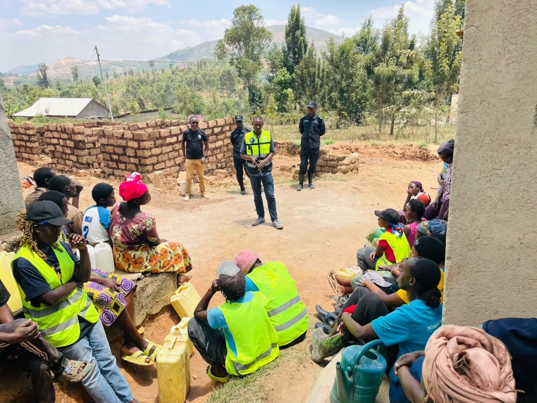 NyanzaRyvcp's tweet photo. Ibikorwa byakomereje mu Murenge wa #RwabicumaS akarere ka @NyanzaDistrict ,habaye umuganda ukwezi kwahariwe ibikorwa by’urubyiruko rw’Abakorerabushake @RwandaYouthVol1 @RwandaPolice  barimo kubakira inzu umuturage utishoboye,@RwandaLocalGov
@NadineKayites
@KubanaRichard https://t.co/XLGJMr1PO9