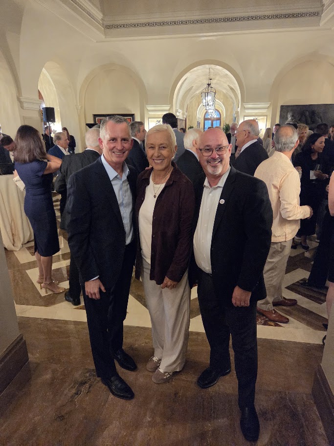 fred_guttenberg's tweet photo. Democrats are going to win Florida.  Floridians have had enough and so yes, more people are going back to the Democratic party.  Great event last night in Miami with @davidjollyfl, @GwenGraham, and other excited Floridians like @Martina.

DAVID JOLLY WILL BE THE NEXT GOVERNOR OF FLORIDA!!!