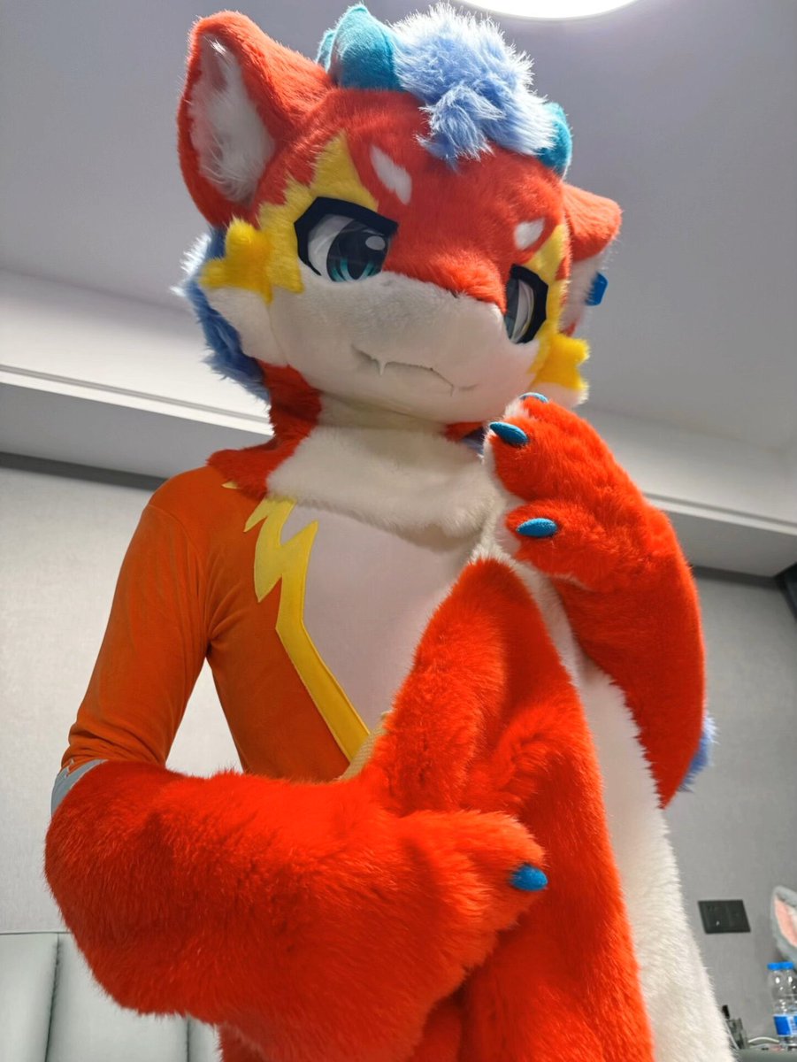 XiMuwolf's tweet photo. 喜欢这样的我嘛！
#FursuitFriday https://t.co/EhBwg8a3bN