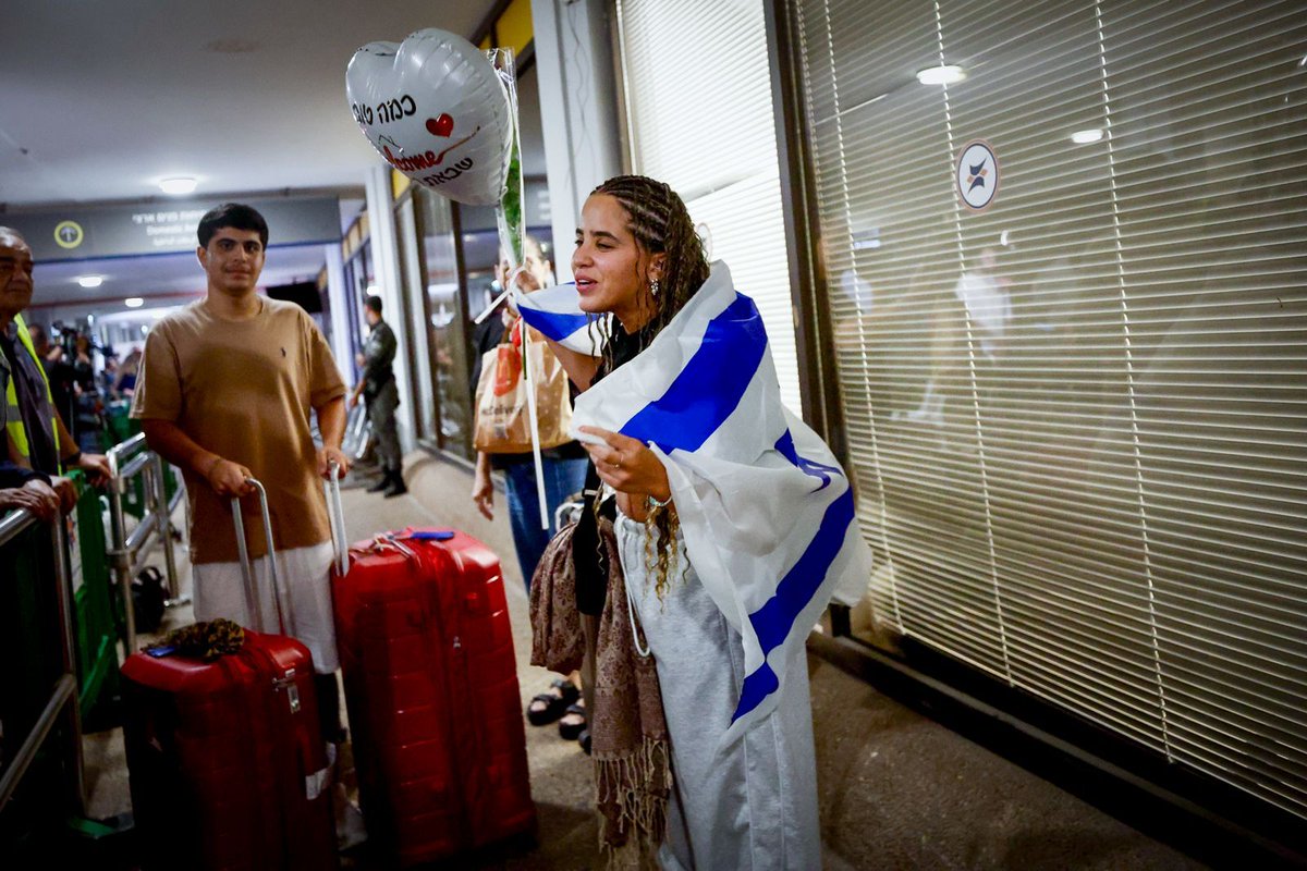 StandWithUs's tweet photo. 🇮🇱 Home at last.

Hours after a cockpit attack forced their flight from Dubai to Tel Aviv to make an emergency landing in Saudi Arabia, the passengers of flydubai Flight FZ1073 were greeted at Ben Gurion Airport by their families.

All 174 passengers, including 27 children, made it home on a replacement flight - thanks to the courage of the passengers, crew and wounded captain who refused to let this end in tragedy.

Welcome home. 🤍

Photos by Jamal Awad/Flash90
