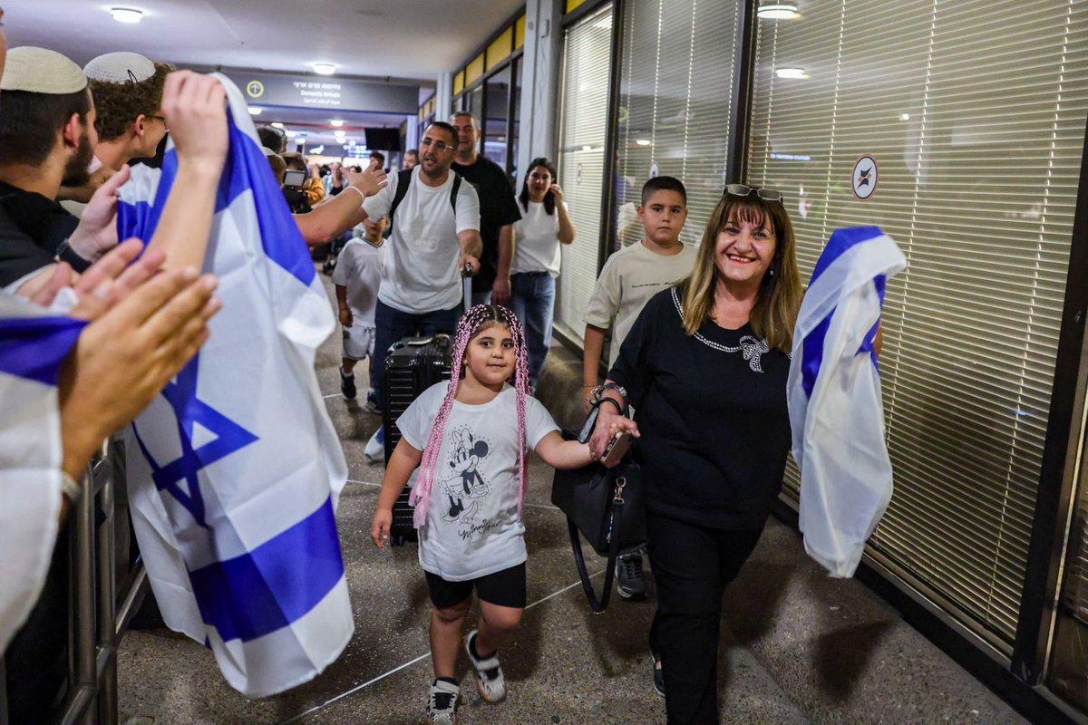 StandWithUs's tweet photo. 🇮🇱 Home at last.

Hours after a cockpit attack forced their flight from Dubai to Tel Aviv to make an emergency landing in Saudi Arabia, the passengers of flydubai Flight FZ1073 were greeted at Ben Gurion Airport by their families.

All 174 passengers, including 27 children, made it home on a replacement flight - thanks to the courage of the passengers, crew and wounded captain who refused to let this end in tragedy.

Welcome home. 🤍

Photos by Jamal Awad/Flash90