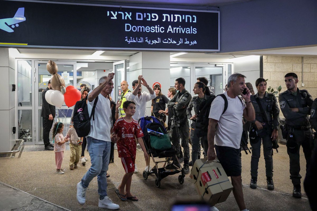 StandWithUs's tweet photo. 🇮🇱 Home at last.

Hours after a cockpit attack forced their flight from Dubai to Tel Aviv to make an emergency landing in Saudi Arabia, the passengers of flydubai Flight FZ1073 were greeted at Ben Gurion Airport by their families.

All 174 passengers, including 27 children, made it home on a replacement flight - thanks to the courage of the passengers, crew and wounded captain who refused to let this end in tragedy.

Welcome home. 🤍

Photos by Jamal Awad/Flash90