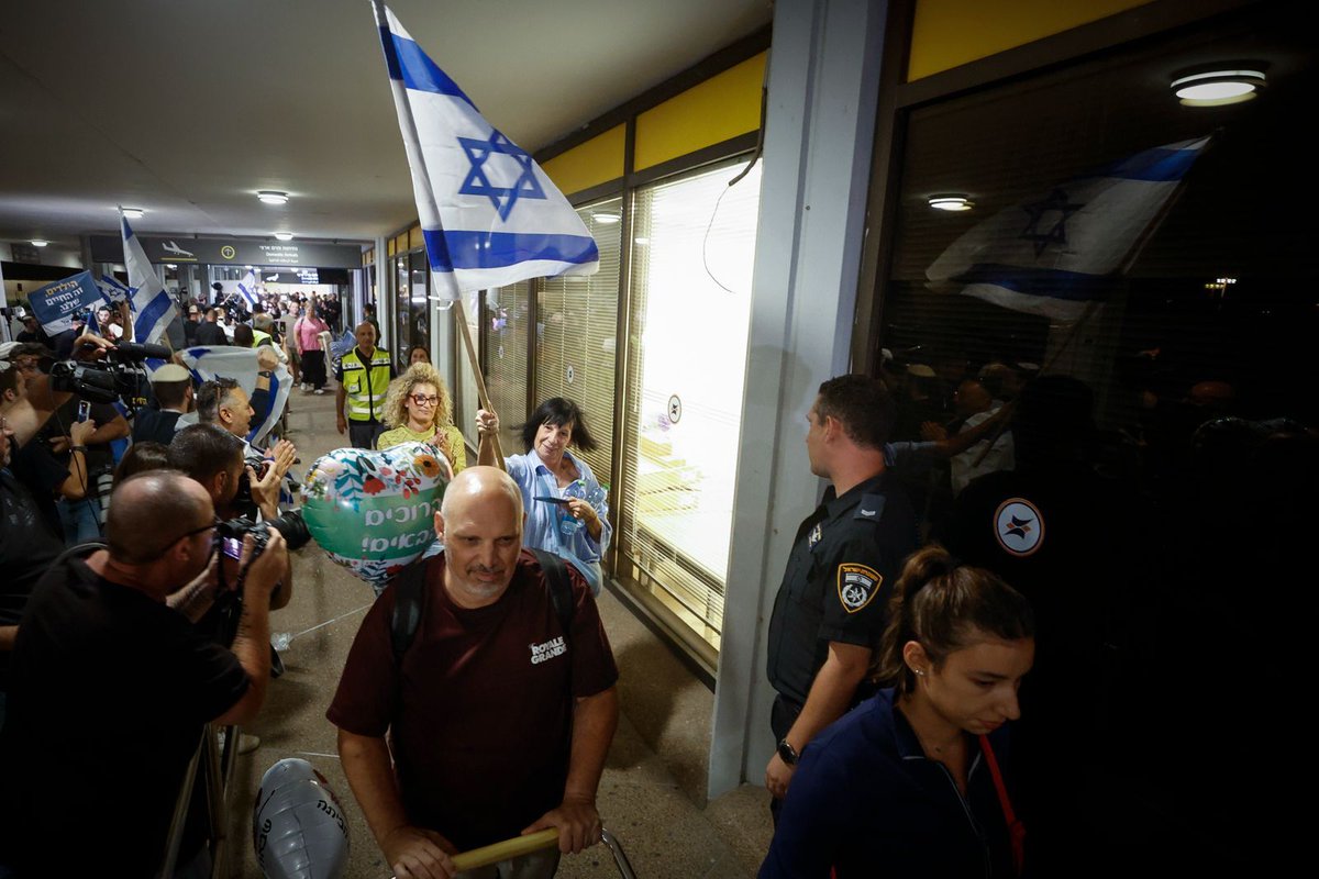 StandWithUs's tweet photo. 🇮🇱 Home at last.

Hours after a cockpit attack forced their flight from Dubai to Tel Aviv to make an emergency landing in Saudi Arabia, the passengers of flydubai Flight FZ1073 were greeted at Ben Gurion Airport by their families.

All 174 passengers, including 27 children, made it home on a replacement flight - thanks to the courage of the passengers, crew and wounded captain who refused to let this end in tragedy.

Welcome home. 🤍

Photos by Jamal Awad/Flash90