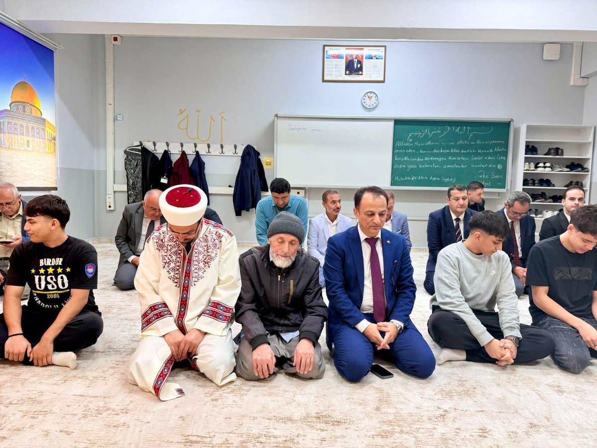 BurdurilMEM's tweet photo. 📌 USO Anadolu Lisesine hayırseverler Sn. Arif İnci ve Urfan İnci’nin katkılarıyla kazandırılan mescidin açılışı, düzenlenen törenle gerçekleştirildi.

Açılışa; Millî E��itim Müdürüz Sn. M. Necmeddin DİNÇ, Burdur Müftüsü Sn. Ali Hayri Çelik ve Sn. Burdur İHH Başkanı Hüseyin Çetinkaya katıldı.
Dualarla gerçekleştirilen açılışın ardından mescitte Cuma namazı eda edildi.

Hayırseverlerimiz Arif İnci ve Urfan İnci’ye eğitime ve öğrencilerimize sundukları bu anlamlı katkı dolayısıyla teşekkür ediyor, mescidin USO Anadolu Lisesi ailesine hayırlı olmasını diliyoruz.
@tcmeb 
@Yusuf__Tekin 
@Burdurvalilik 
@necmidinc