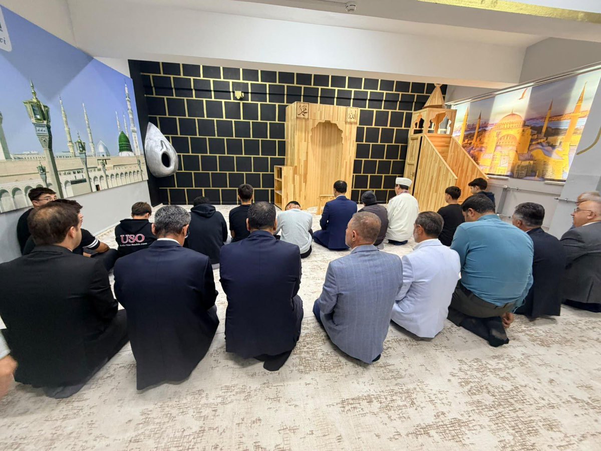 BurdurilMEM's tweet photo. 📌 USO Anadolu Lisesine hayırseverler Sn. Arif İnci ve Urfan İnci’nin katkılarıyla kazandırılan mescidin açılışı, düzenlenen törenle gerçekleştirildi.

Açılışa; Millî E��itim Müdürüz Sn. M. Necmeddin DİNÇ, Burdur Müftüsü Sn. Ali Hayri Çelik ve Sn. Burdur İHH Başkanı Hüseyin Çetinkaya katıldı.
Dualarla gerçekleştirilen açılışın ardından mescitte Cuma namazı eda edildi.

Hayırseverlerimiz Arif İnci ve Urfan İnci’ye eğitime ve öğrencilerimize sundukları bu anlamlı katkı dolayısıyla teşekkür ediyor, mescidin USO Anadolu Lisesi ailesine hayırlı olmasını diliyoruz.
@tcmeb 
@Yusuf__Tekin 
@Burdurvalilik 
@necmidinc