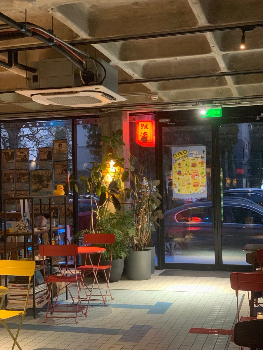 Bridgettedjl's tweet photo. @同事名字 加完班楼下便利店的热咖啡是今天唯一的慰藉，摸鱼5分钟看楼下树影晃，毕竟项目deadline还在追～ https://t.co/X2pql0ahv8