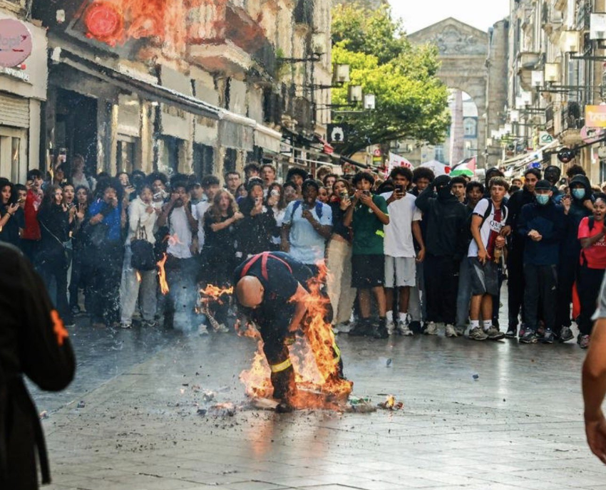 Babygravy9's tweet photo. This image from the riots in France is the perfect allegory for the West's plight, and also a vision of its future. https://t.co/GU2iISCwy4