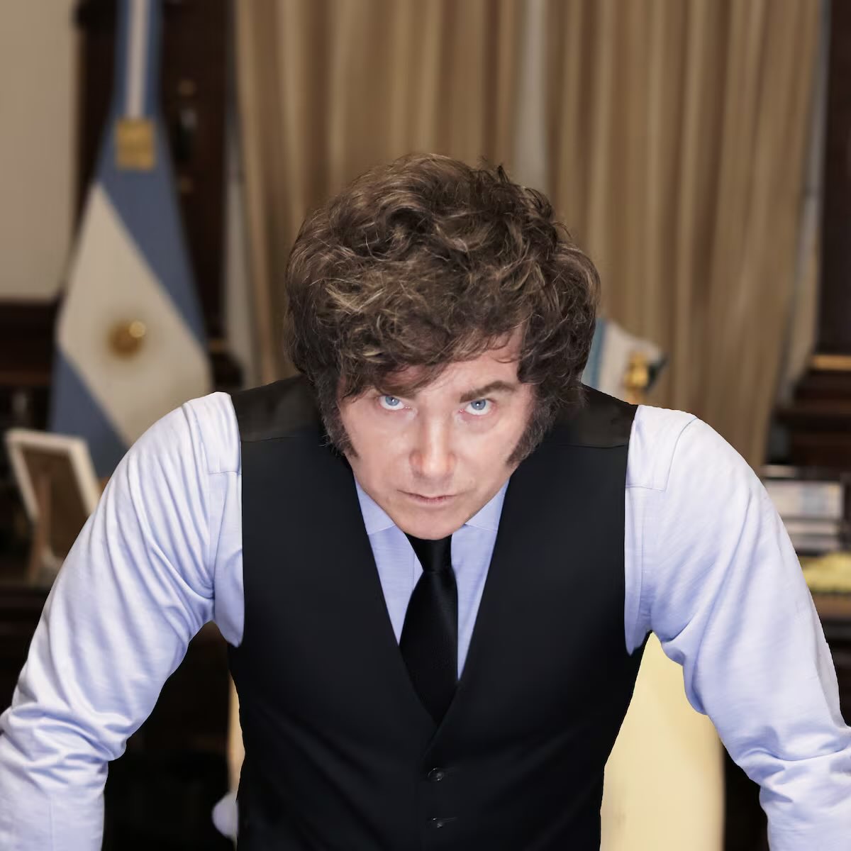 alexdelvalle3's tweet photo. 🇦🇷 #Milei, actuellement en visite en France, met le doigt sur une hypocrisie bien française autour de la dette… : on se félicite de sa générosité avec de l’argent dont on laisse le remboursement aux suivants… ! Et ceux qui demandent comment on va payer passent pour des méchants sans cœur « ultra-libéraux ». Remettre de l’ordre dans les comptes est une ambition saine, et cela devrait même être le minimum attendu de ceux qui veulent gouverner !

Il est sidérant que nombre de forces politiques semblent avoir renoncé à cette exigence et qui, par électoralisme, promettent monts et merveilles. Les intérêts, eux, continuent de courir, et malheureusement, ce sont nos enfants qui paieront ce courage que nous n’avons pas eu. #Argentine