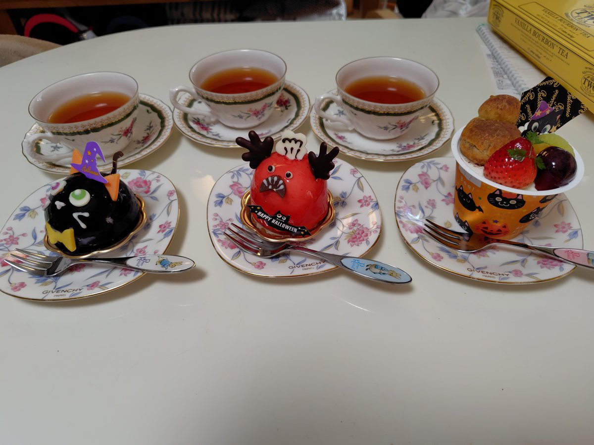 curlcats4's tweet photo. 今日は私の誕生日で娘も休みだったので急きょ3人で近くの中華屋さんでランチしました。
ケーキはいつものケーキ屋さんで。ハロウィンケーキ可愛い😋 https://t.co/UY7iIhOJBd