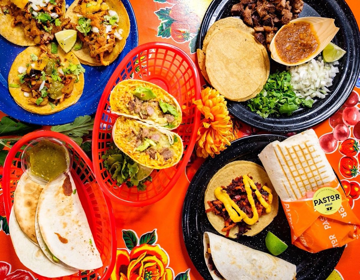 TyishaTfzqs's tweet photo. Descubrimos una taquería auténtica en el centro de Madrid! Tacos al pastor con pia dulce y salsa verde casera: un sabor que transporta a México, 100% recomendado!， https://t.co/vSlLxIfFdM