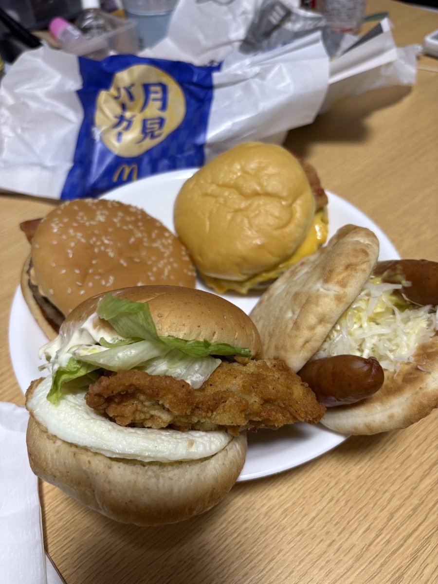 motimotimoon's tweet photo. 月見バーガーパーティだよ！！！ https://t.co/gqQXYJoq6J