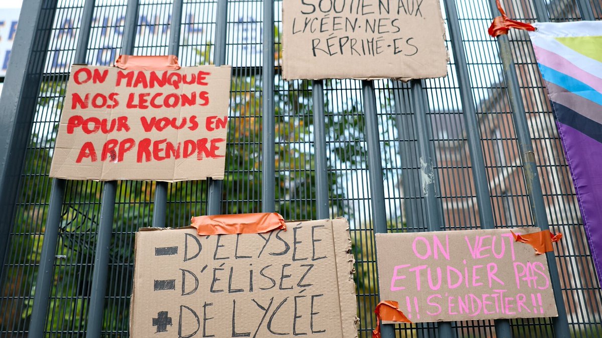 BFMTV's tweet photo. 🔴 EN DIRECT
La région Île-de-France indique que 55 lycées " sont le théâtre de violences, d’affrontements et de dégradations"
https://t.co/J9xgI7ADSN https://t.co/UlY30ARSn1