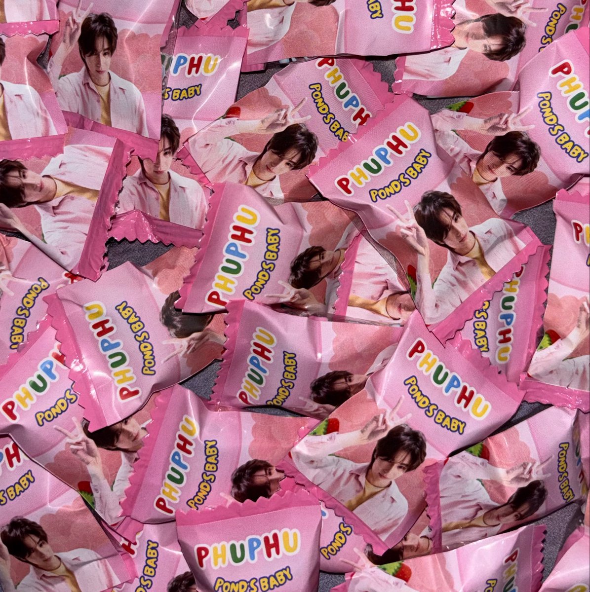 luembaran's tweet photo. — Phuwin 1st Fancon in Indonesia! 🤩
freebies by @luembaran 

see u at the venue guuyyyss 🫰🏻
tag me if you get the freebies <3

#2026Phuwin1stFanconinIndonesia https://t.co/eaAIu6FVnT
