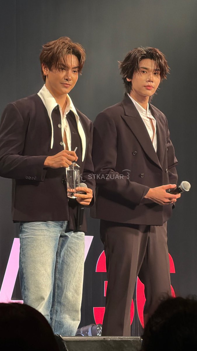 stkazuar's tweet photo. These are my favorite pictures I took. I don’t know who Dunk is starring at but it looks like he’s starring straight into my soul. 
That stare sends shivers down my spine he’s so handsome 🫠
JOONGDUNK AISITERU TOKYO  

#JOONGDUNKxFANDAY36INTOKYO https://t.co/3fgkOKIsXq