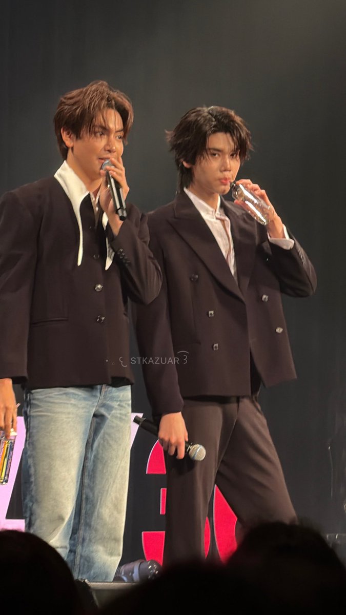 stkazuar's tweet photo. These are my favorite pictures I took. I don’t know who Dunk is starring at but it looks like he’s starring straight into my soul. 
That stare sends shivers down my spine he’s so handsome 🫠
JOONGDUNK AISITERU TOKYO  

#JOONGDUNKxFANDAY36INTOKYO https://t.co/3fgkOKIsXq
