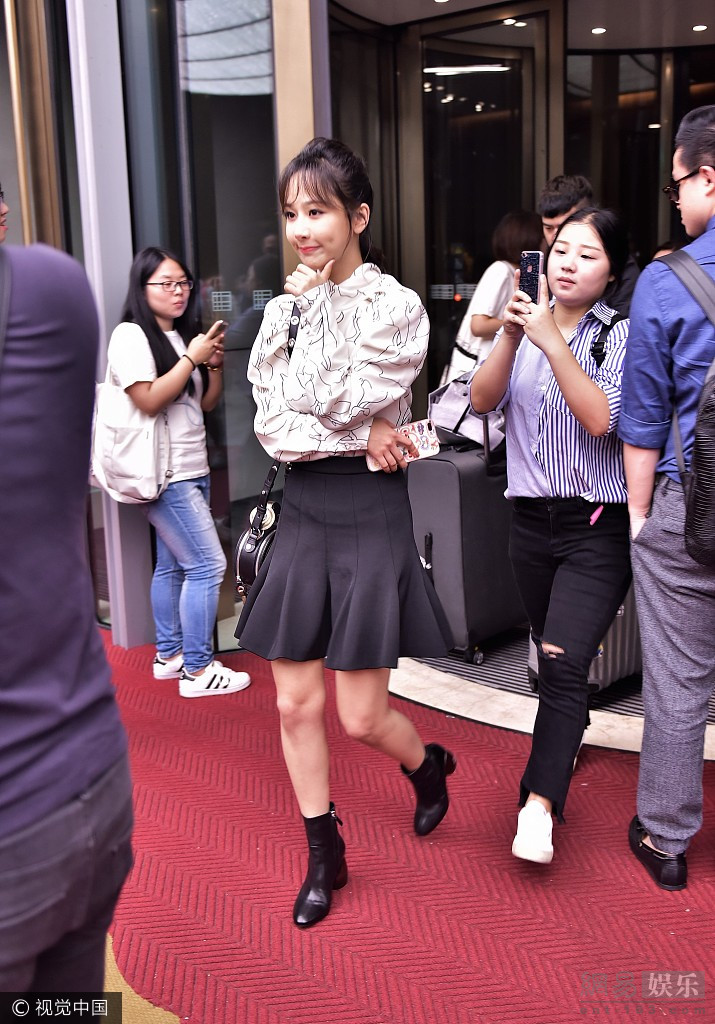 MarieReynoeijm's tweet photo. Your dimple (靥) is so charming, let’s walk through the busy streets together and brush off all the annoyances (烦) with a light laugh, yeah https://t.co/nQAKmv50uG