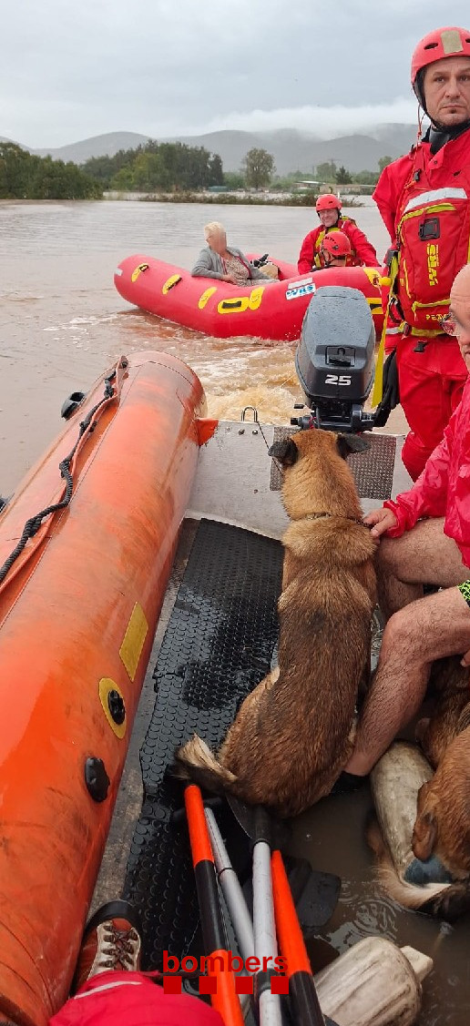 bomberscat's tweet photo. També a Ulldecona, han fet el rescat de dues persones i els seus dos gossos que estaven aïllats. Tots il·lesos. 

#bomberscat #GRAEsub https://t.co/pLscEZDHci