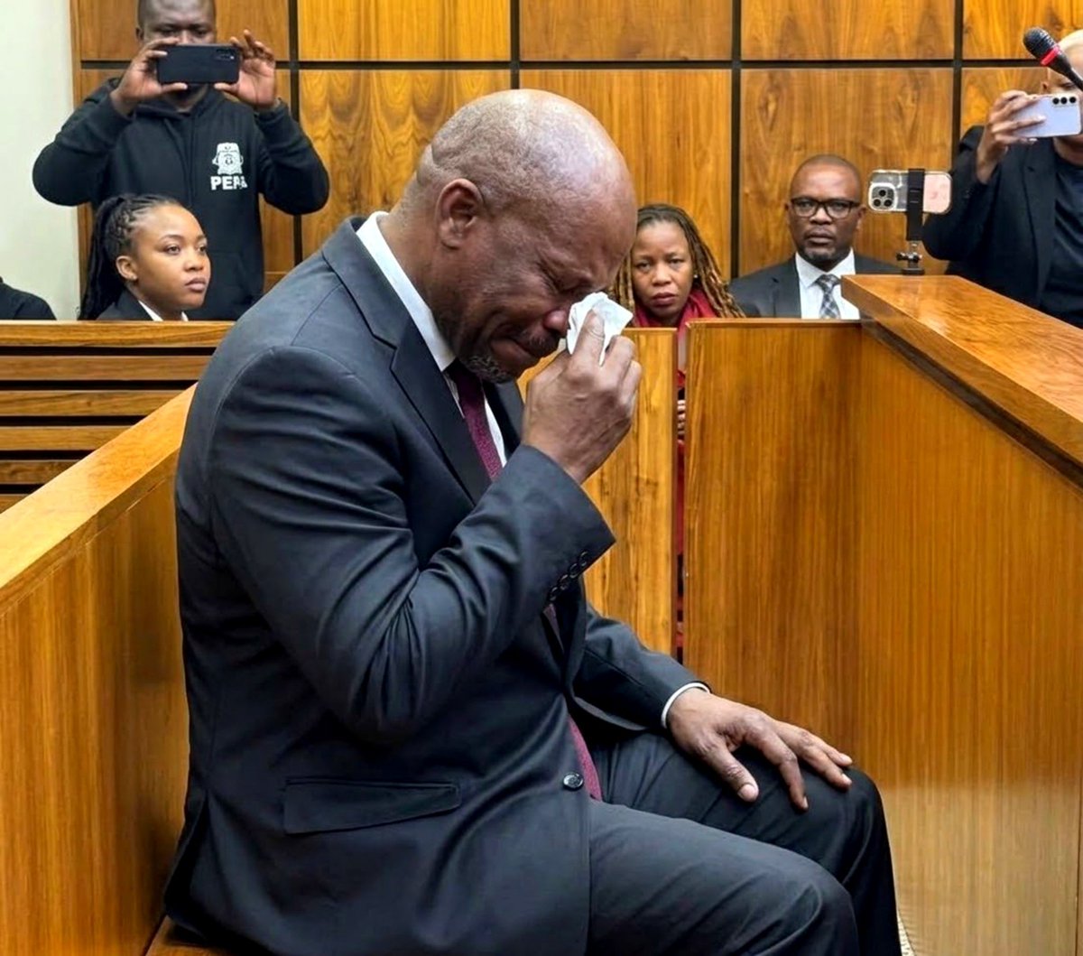 Mein_Character's tweet photo. General Shadrack Sibiya's lawyer is adamant that it can never be lawful for police to carry out a search and seizure without a warrant and only obtain it afterwards https://t.co/v6UzNmTjoK
