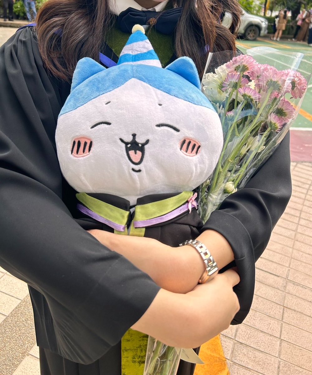 Safariiz's tweet photo. อยากอวดสิ่งนี้! ไปสั่งตัดชุดครุยให้ฮาจิมาแหละ #chiikawa #ちいかわ https://t.co/cbTFxmjCNM