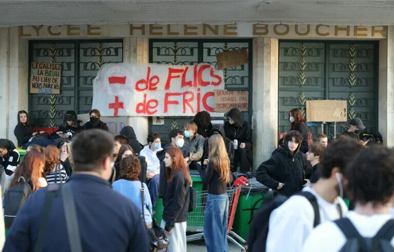 BFMTV's tweet photo. 🔴 EN DIRECT
Blocus des lycées: le nombre d'établissements mobilisés en baisse par rapport à jeudi
https://t.co/CCX6T0HLBn https://t.co/uciaHvc179
