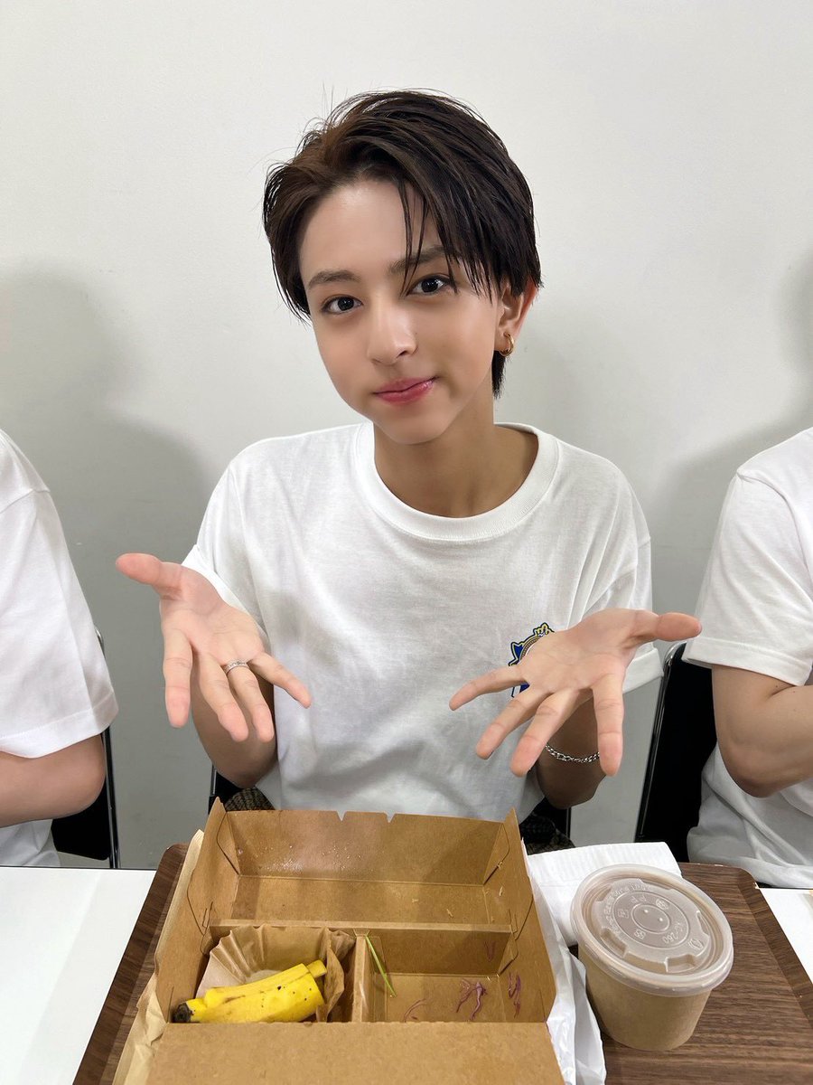 ICEx_official's tweet photo. ＼🍽️ #ウワサのお客さま 🍽️／

耳から離れない沼ボイス🎤
🤍 #ICEx #八神遼介 (18)

▼Instagram📷
https://t.co/4E1Km9IfVf

▼ICEx公式HP🧊
https://t.co/NhW8OoPSu1

@uwasa_fujitv
#EBiDAN #エビライ2026
#ICEx #COOLer https://t.co/mYwNTxstu4