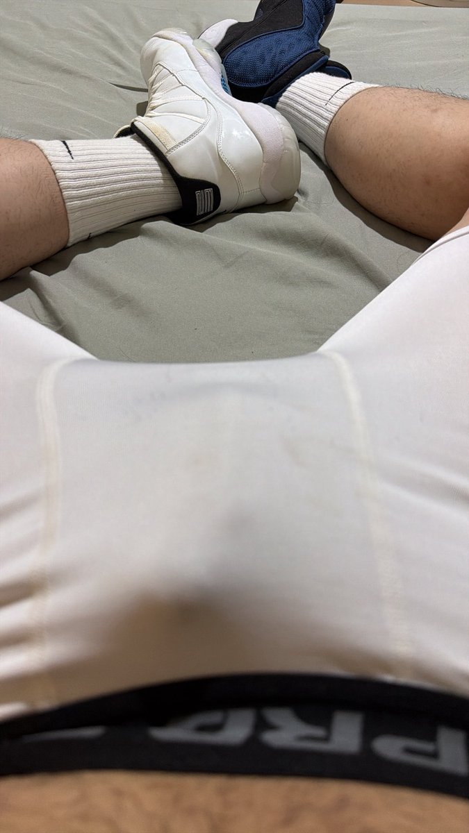 WhiteSocks8's tweet photo. 都沒有人可以一起分享白襪聊聊色🥵🥵 https://t.co/q36YN5WGr7