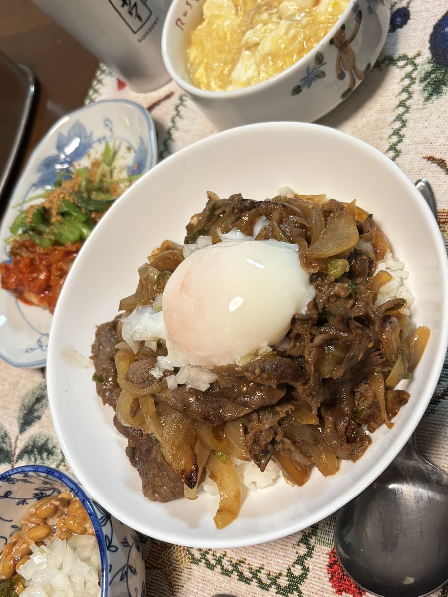fishermanv301's tweet photo. お疲れ様です🍵
１週間お疲れさまでした🍺🤗
本日の #おうちごはん は最近インスタで繰り返し出てくる焼肉丼🥩🔥！
ピリ辛に仕上げて温玉乗せたよ🐣
とろピリ辛旨し！( ﾟДﾟ)ｳﾏｰ https://t.co/MRi4RdyHhR
