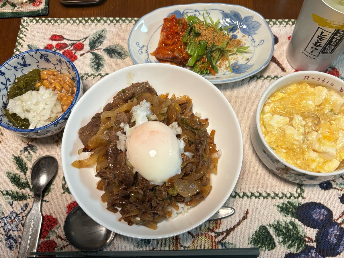 fishermanv301's tweet photo. お疲れ様です🍵
１週間お疲れさまでした🍺🤗
本日の #おうちごはん は最近インスタで繰り返し出てくる焼肉丼🥩🔥！
ピリ辛に仕上げて温玉乗せたよ🐣
とろピリ辛旨し！( ﾟДﾟ)ｳﾏｰ https://t.co/MRi4RdyHhR