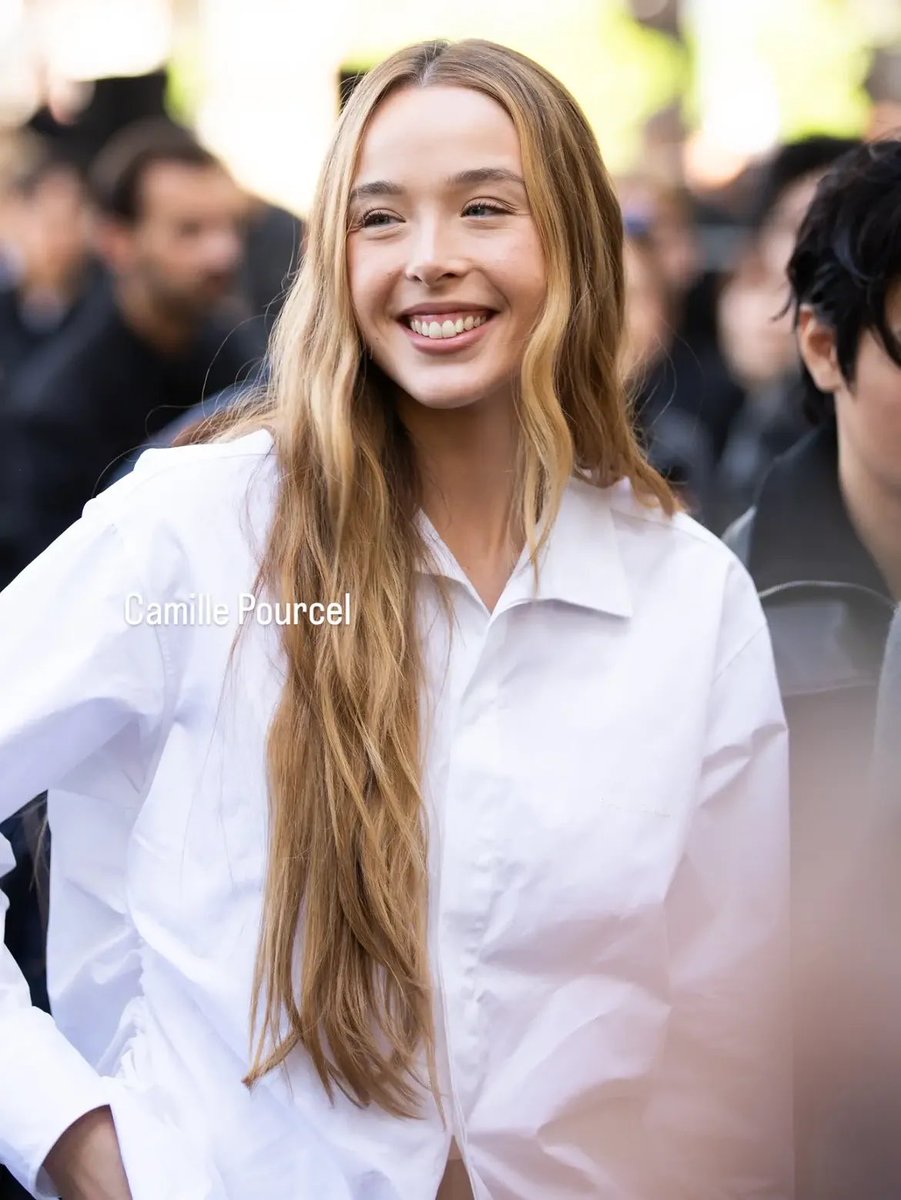 ellabeattybr's tweet photo. Novas fotos de Ella Beatty no desfile da balenciaga no Paris Fashion Week pela fotógrafa Camille Pourcel ❤️ https://t.co/xqueQuK1ji
