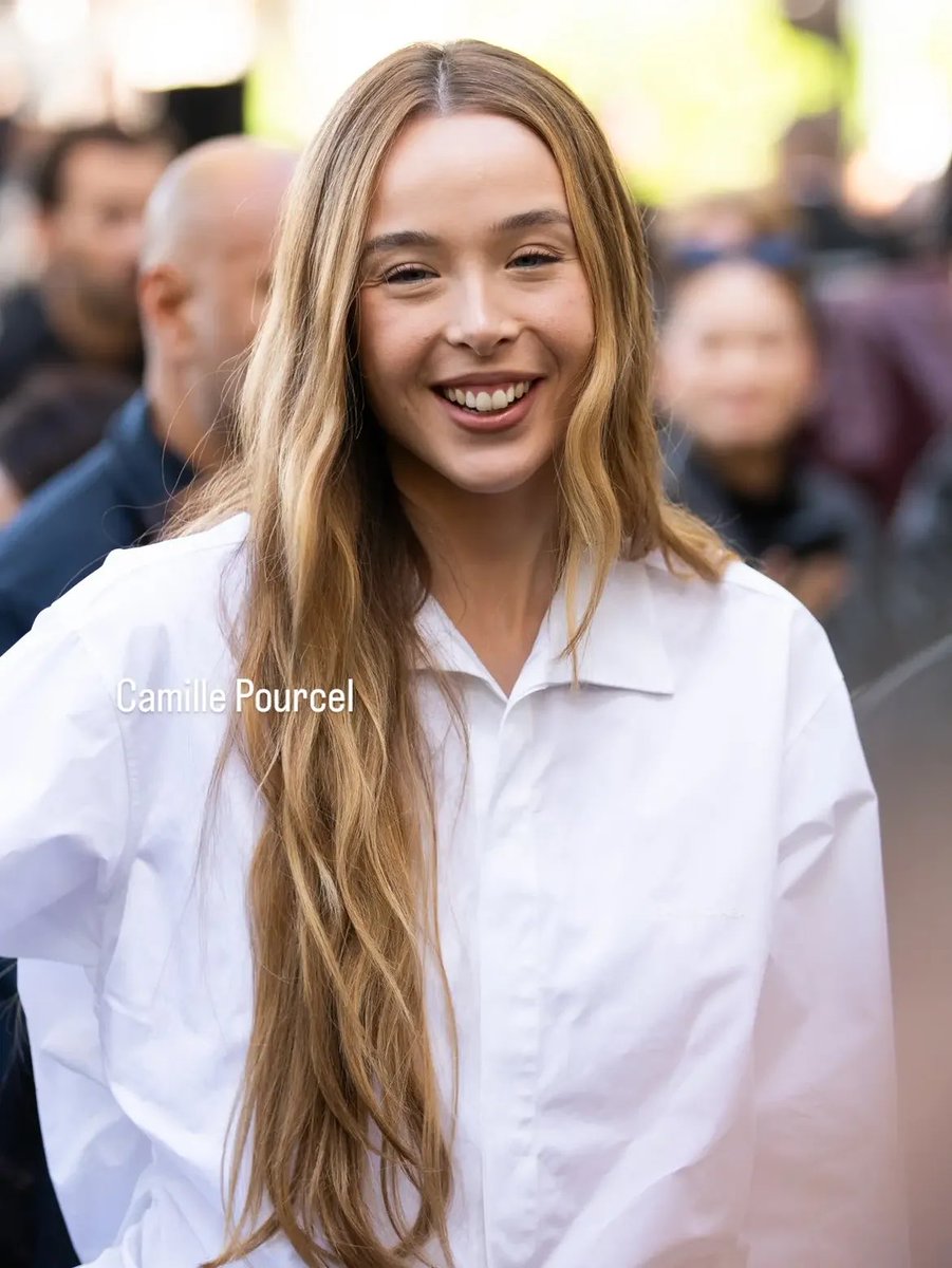 ellabeattybr's tweet photo. Novas fotos de Ella Beatty no desfile da balenciaga no Paris Fashion Week pela fotógrafa Camille Pourcel ❤️ https://t.co/xqueQuK1ji