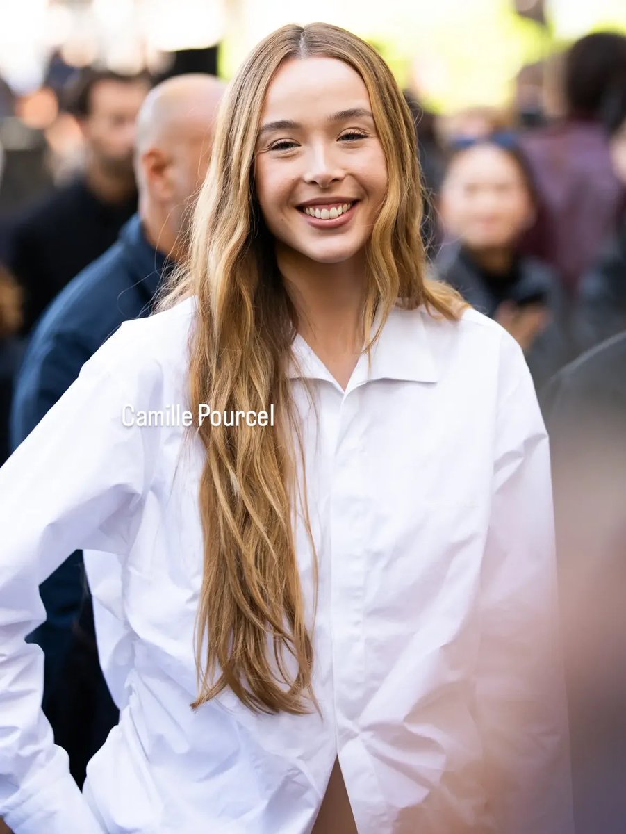 ellabeattybr's tweet photo. Novas fotos de Ella Beatty no desfile da balenciaga no Paris Fashion Week pela fotógrafa Camille Pourcel ❤️ https://t.co/xqueQuK1ji