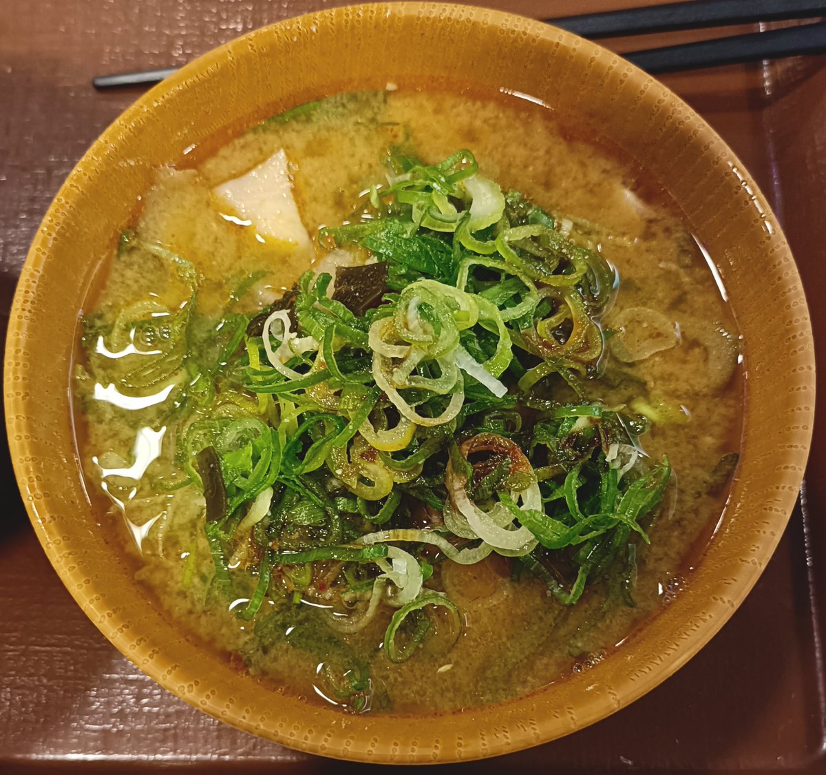 unyjoy's tweet photo. しゅき家『辛ねぎとん汁みそラーメン』
牛丼屋のラーメン
麺は中太ちぢれ麺
豚肉の脂と根菜の甘みが味噌のコクと溶け合って、太い旨味の幹を作ってますね
そして、そこに絡む辛ねぎの鋭いシャキシャキ感と辛味が野暮ったくなりがちな味噌の重みを一気に引き締めているカンジ https://t.co/7V9ZNT8idK