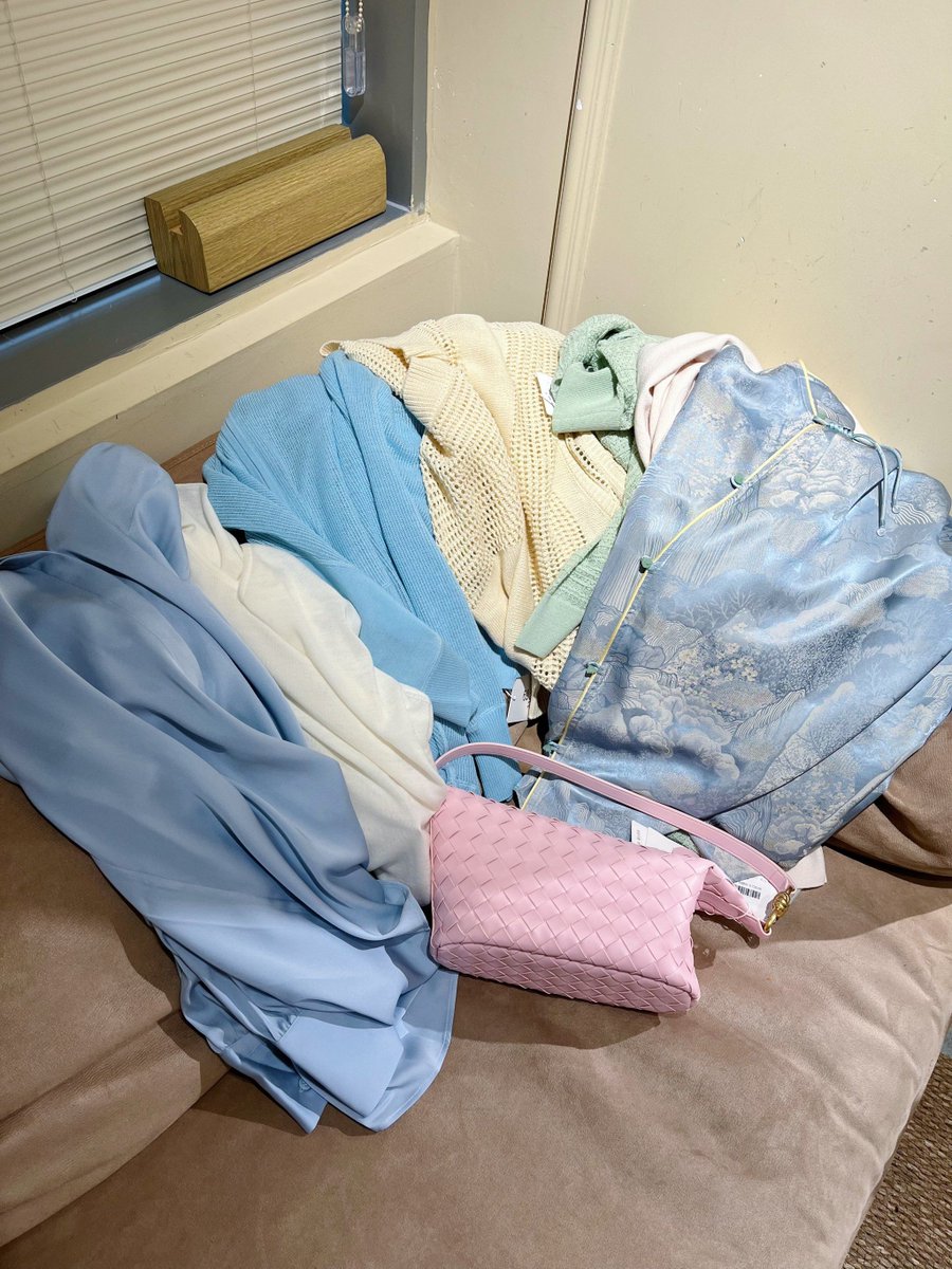 margyMaynafs1's tweet photo. Acabo de doblar la ropa de toda la familia, ahora el sofá tiene espacio para sentarse de verdad!， https://t.co/ZUw3mkXieq