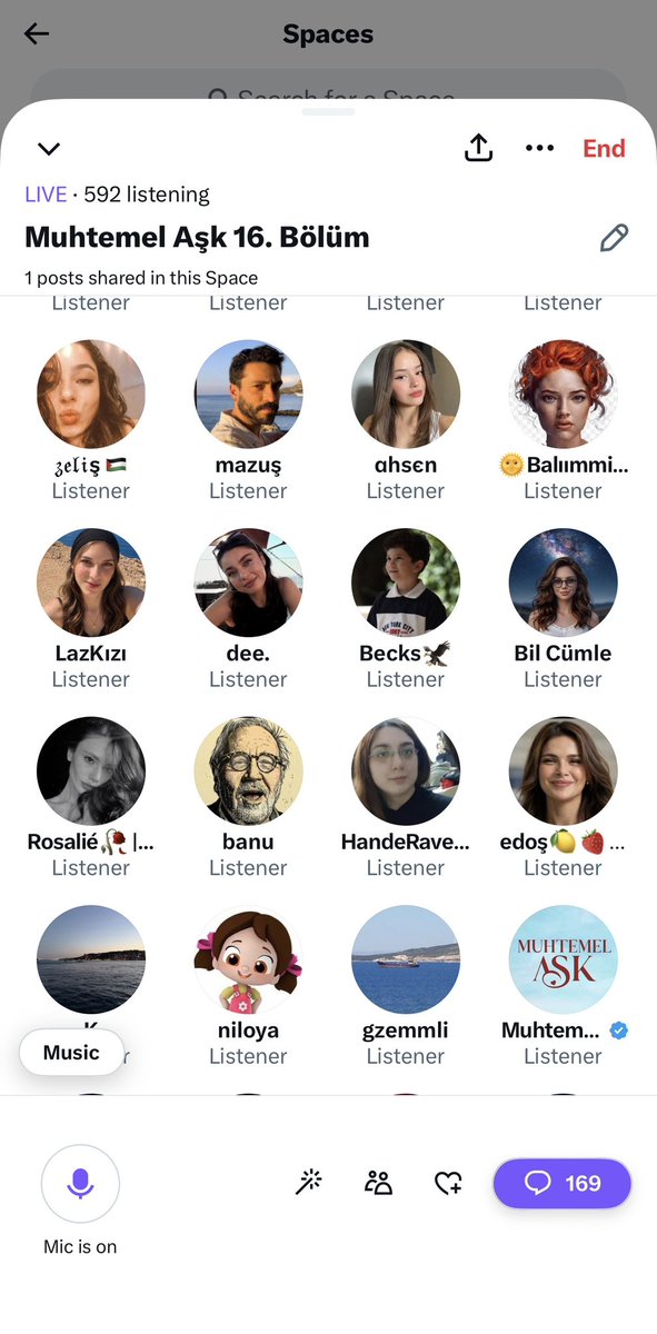 DenizCAlbora's tweet photo. Arkadaşlar dünkü ses odamıza katılan herkese teşekkür ederiz, hep birlikte dertleşerek içimizi soğutmaya çalıştık, odanın sonunda bir nebze de olsa sinirimiz azaldı diye düşünüyorum. Isterdik ki (hayallerimiz de bu yöndeydi) bu harika bölüm bir afk ile taçlansın ve bölüm sonu o olsun, odada da keyifle bunu konuşalım ama malesef öyle olmadı…

Son sahneye kadar bölüm çok güzeldi bence ama dün de söylediğim gibi bölüm sonu yemeğin sonundaki tatlı gibi, eğer iyiyse o yemek iyi hatırlanır, kötü olunca da akılda kötü kalır…bizde de bu yaşandı ne yazık ki. 

Admin’imize spoilerlar için teşekkür ederiz, bu hafta fandomun buna her zamankinden daha fazla ihtiyacı vardı…ilk repliği biri Defne’ye söylüyor belli ki (kim olduğunu odada uzun uzun konuştuk), diğerini de Kadir Selo’ya söylüyor muhtemelen. Son olarak oda esnasında tt olmuştuk, #MuhtemelAşk Tr gündeminde 9., Defne de 17. sıradaydı, bunu da eklemek isterim. 

Ilk fragman gelene kadar bölümü bolca yorumlarız, umarım setten sahne ve spoiler düşer de hepimizin ilgi ve merağı en kısa sürede geri gelir… w/ @gizmiiyyy