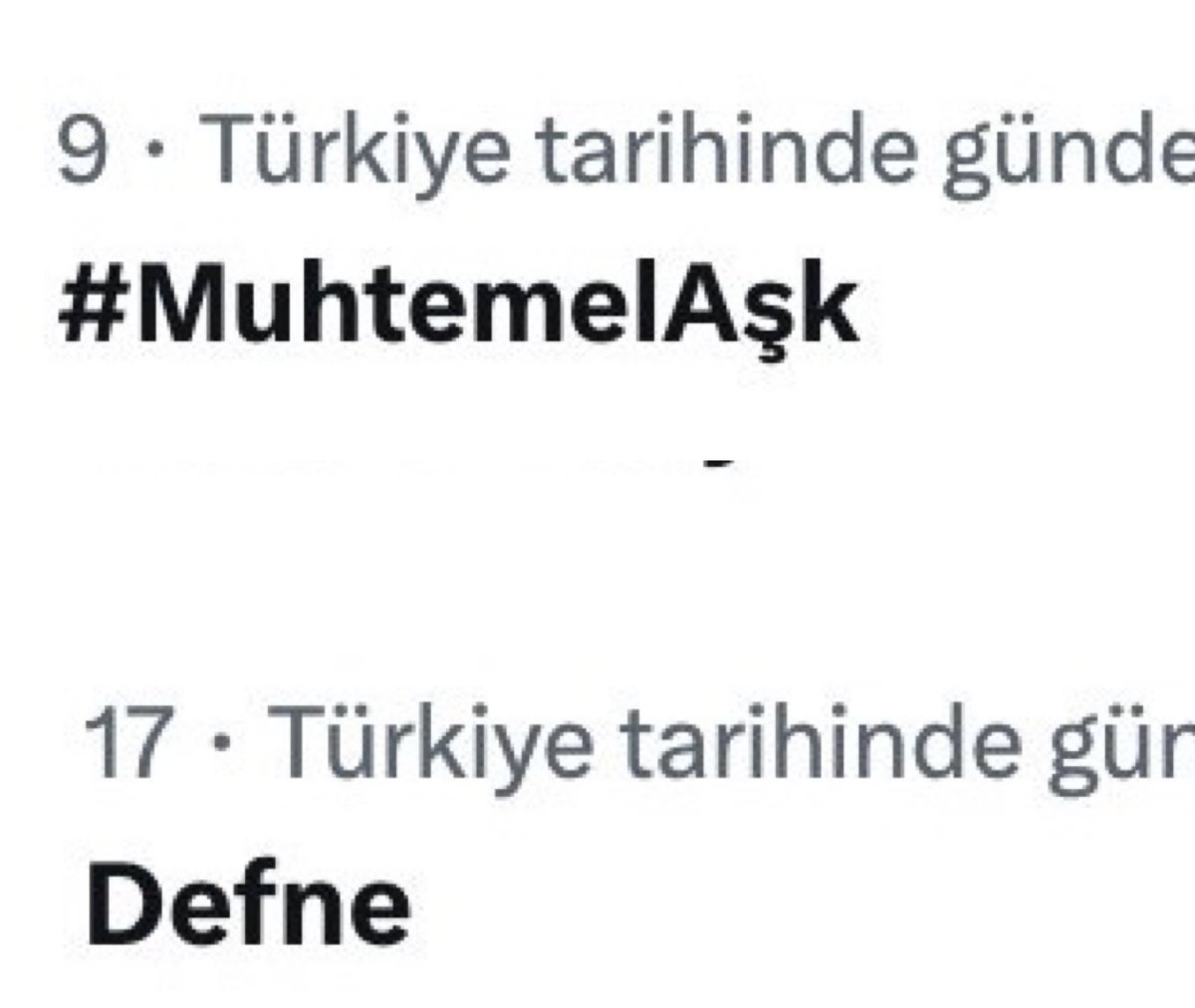 DenizCAlbora's tweet photo. Arkadaşlar dünkü ses odamıza katılan herkese teşekkür ederiz, hep birlikte dertleşerek içimizi soğutmaya çalıştık, odanın sonunda bir nebze de olsa sinirimiz azaldı diye düşünüyorum. Isterdik ki (hayallerimiz de bu yöndeydi) bu harika bölüm bir afk ile taçlansın ve bölüm sonu o olsun, odada da keyifle bunu konuşalım ama malesef öyle olmadı…

Son sahneye kadar bölüm çok güzeldi bence ama dün de söylediğim gibi bölüm sonu yemeğin sonundaki tatlı gibi, eğer iyiyse o yemek iyi hatırlanır, kötü olunca da akılda kötü kalır…bizde de bu yaşandı ne yazık ki. 

Admin’imize spoilerlar için teşekkür ederiz, bu hafta fandomun buna her zamankinden daha fazla ihtiyacı vardı…ilk repliği biri Defne’ye söylüyor belli ki (kim olduğunu odada uzun uzun konuştuk), diğerini de Kadir Selo’ya söylüyor muhtemelen. Son olarak oda esnasında tt olmuştuk, #MuhtemelAşk Tr gündeminde 9., Defne de 17. sıradaydı, bunu da eklemek isterim. 

Ilk fragman gelene kadar bölümü bolca yorumlarız, umarım setten sahne ve spoiler düşer de hepimizin ilgi ve merağı en kısa sürede geri gelir… w/ @gizmiiyyy